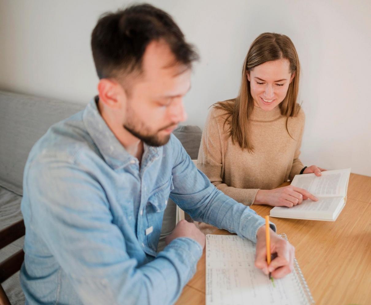 Professionnels analysant des graphiques financiers lors d'une présentation budgétaire